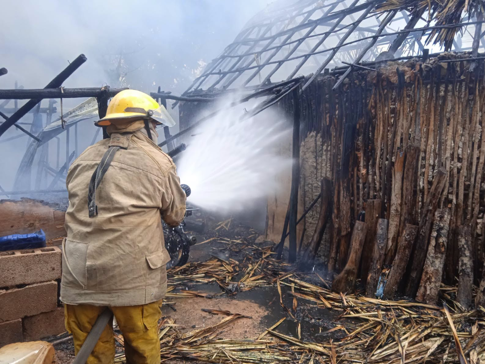 CONTROLAN INCENDIO EN VIVIENDA DE LA COLONIA FRANCISCO SARABIA, EN PETO