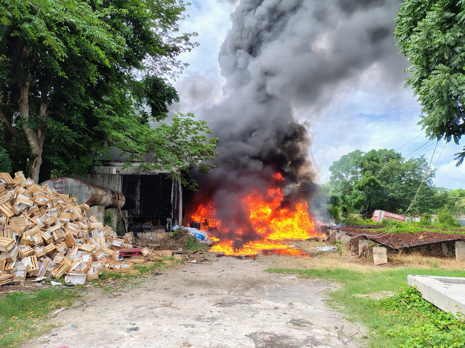 SE INCENDIA BODEGA DONDE SE ALMACENABAN ACEITES EN EL FRACCIONAMIENTO DZOYOLÁ